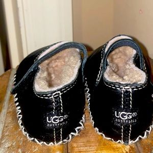Ugg honey B Black leather infant Ugg’s